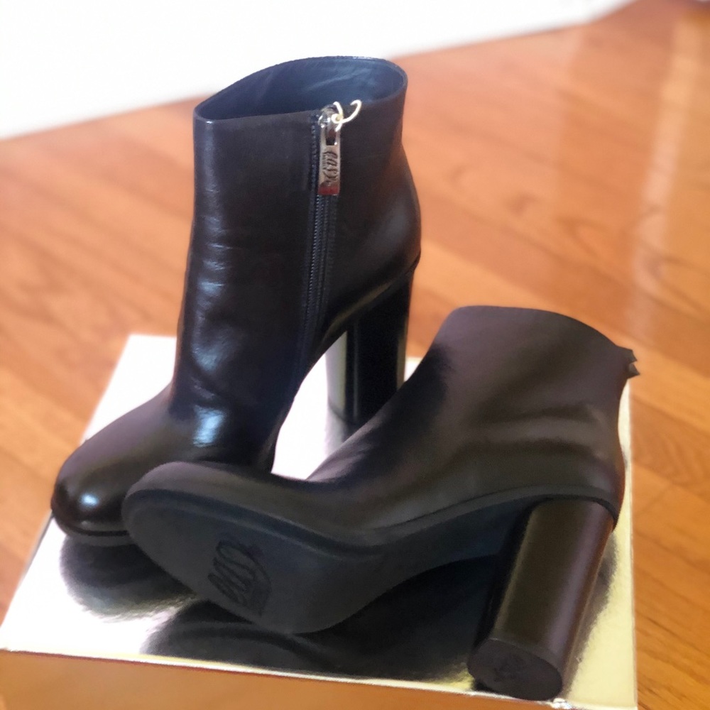 Easy by Loriblu Simba boots. New. Size: 9.